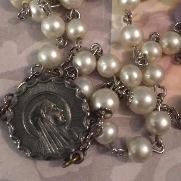 Vintage faux pearl rosary Italy silver finish Catholic religious Crucifix - Picture 3 of 9